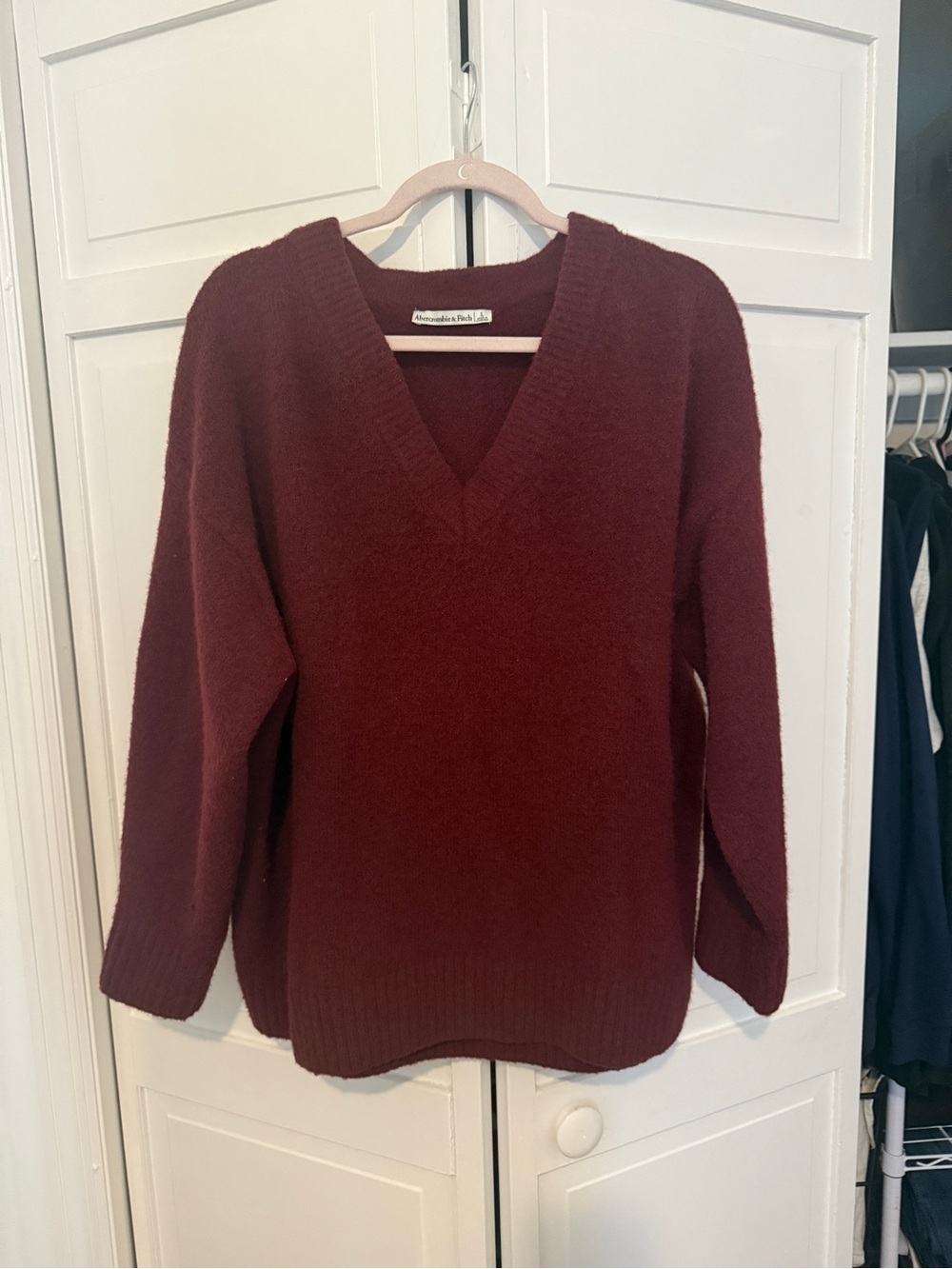 Abercrombie & Fitch V-Neck Sweater in Wine